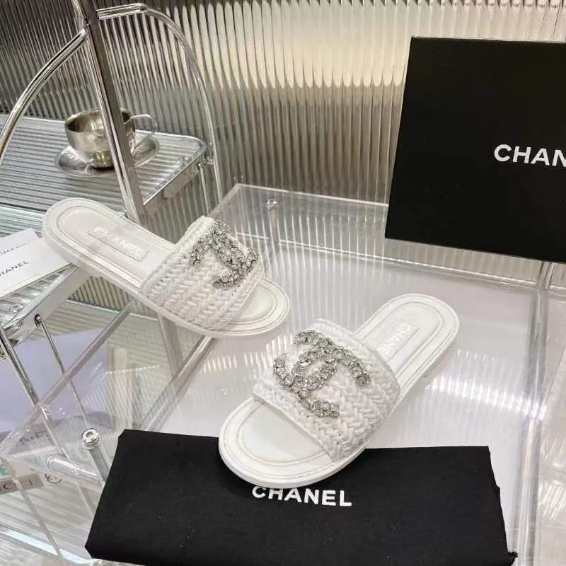 👟👟Ex-factory price 520👟👟 [Ready stock] 𝐂𝐡an𝐞𝐥 23 hot items! bing bing 23 early spring vacation series, the most beautiful rhinestone woven slippers, everyone is crazy to stock up, they are all crazy, it is really long grass, leisurely charm, close your eyes and enter the series!  💭Color: Black/Apricot/White 💭Upper: The upper is made of imported raffia and is fully hand-woven and very comfortable! The hand-made diamond jewelry is sparkling enough 💭Inner pads: imported sheepskin lining and pads 💭Outsole: genuine leather outsole (complex leather outsole with ten grooves and stitching, very particular about material workmanship) 💭Code number: 35-42 (41 and 42 are custom-made and cannot be returned or exchanged)